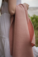 Ielādēt attēlu ,Vafeļu kokvilnas dvielis / Waffled Cotton Towel - Old Pink - Susu Shop Latvia