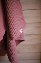 Ielādēt attēlu ,Vafeļu kokvilnas dvielis / Waffled Cotton Towel - Dark Old Pink - Susu Shop Latvia